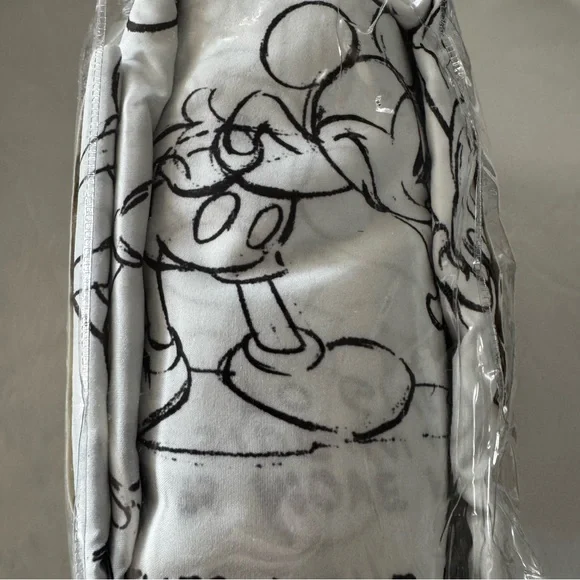 Disney QUEEN Sheet Set - Black and White NEW! - Picture 5 of 13